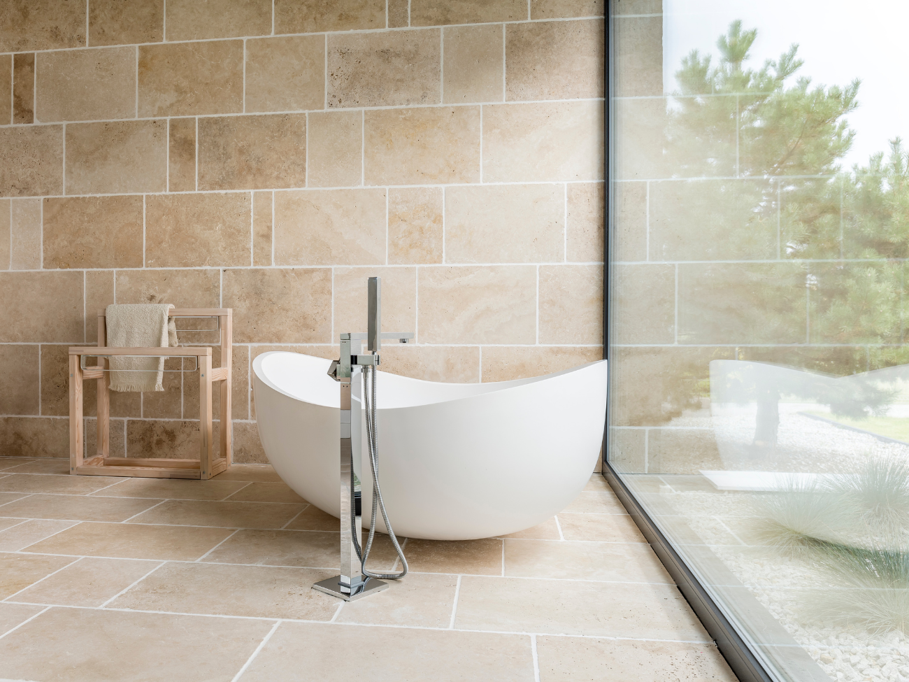 Freestanding bath installation